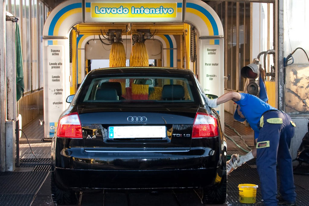 Autolavado y lavado de vehículos a mano en Talleres A. Moreno: para turismos, taxis, SUV, 4x4, Monovolumen y furgonetas en Collado Villalba.