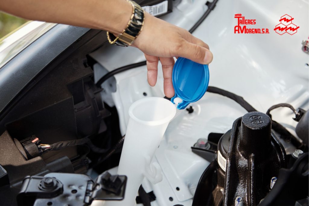 agua en liquido limpiaparabrisas